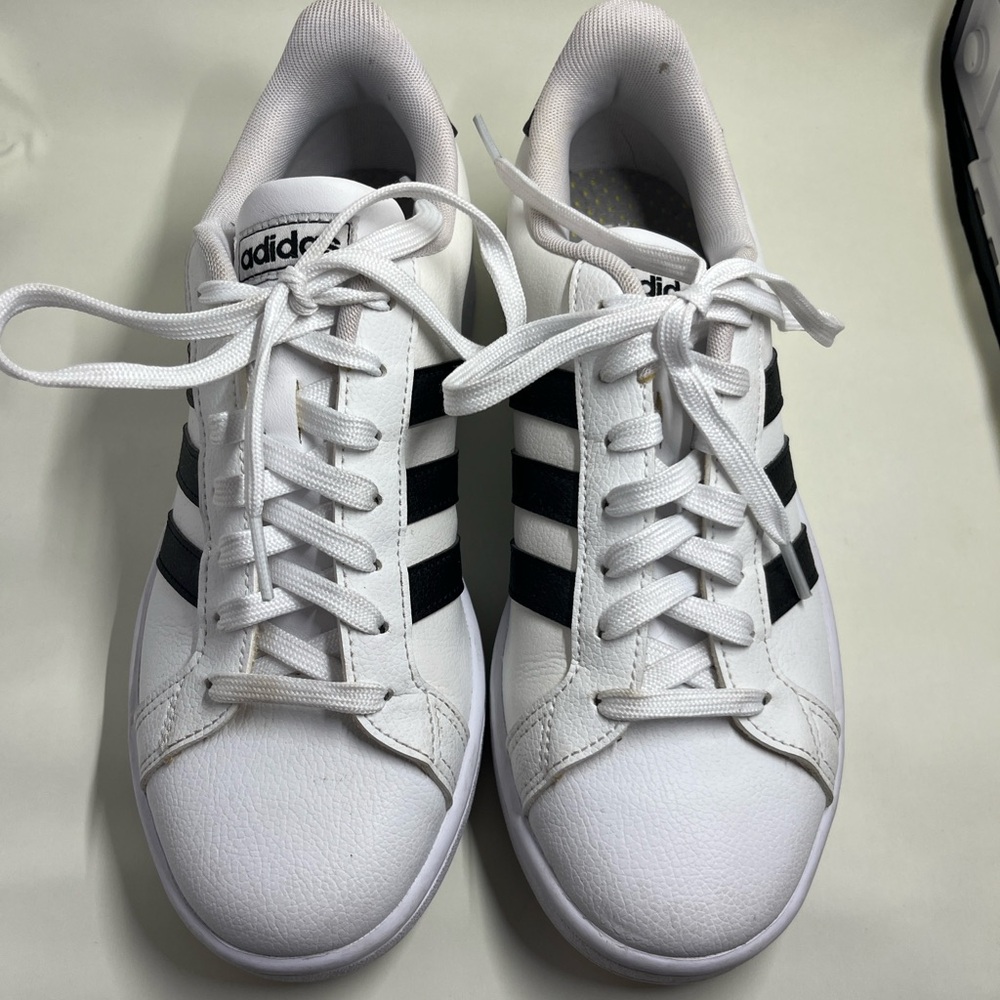 Adidas Grand Court 2.0 sneakers. Women’s size 8. Excellent used condition!!!
